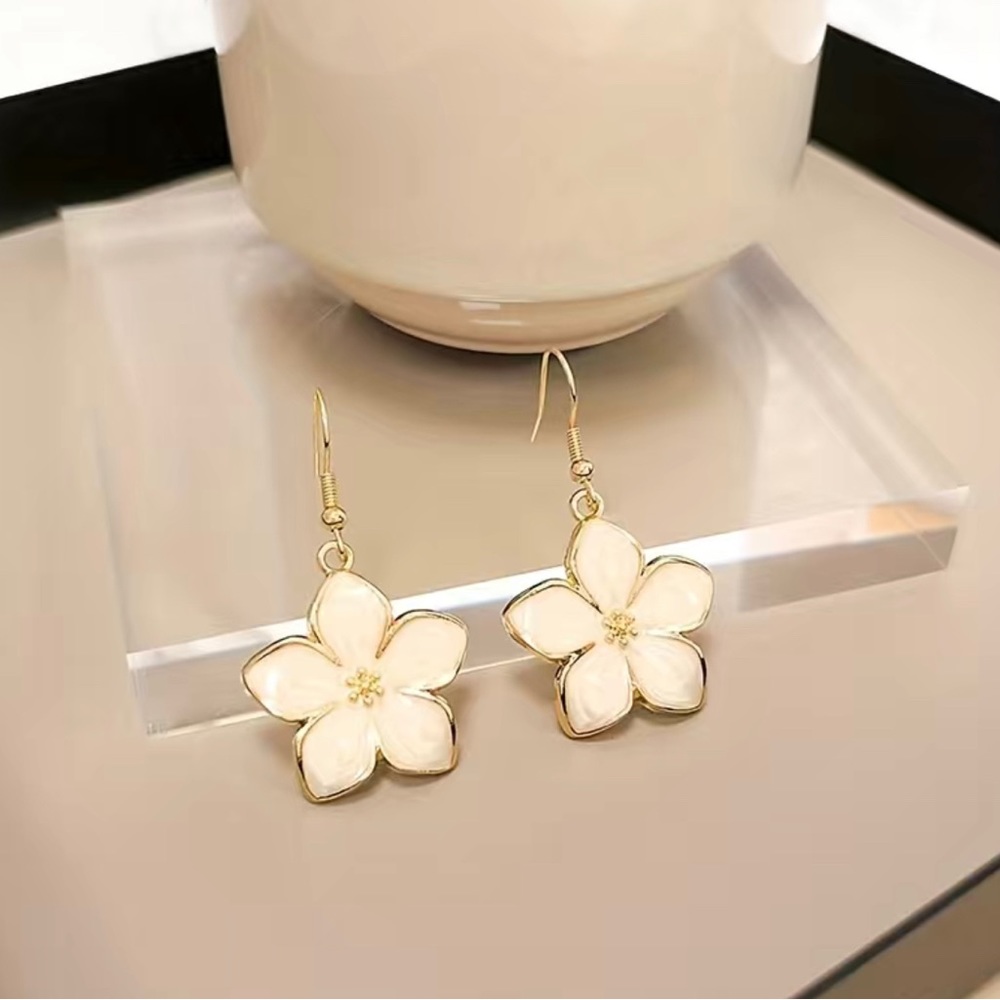 NIP white Flower dangle Earrings
